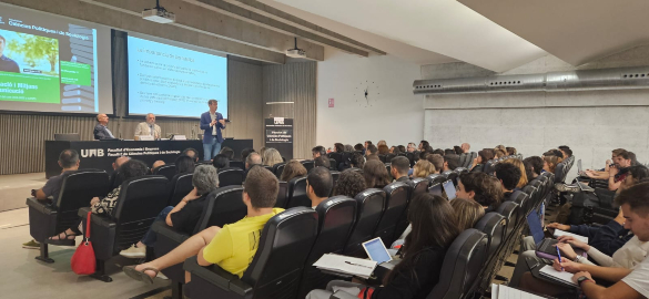 Pablo Simon dirigint-se als estudiants i professors